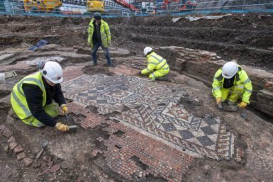 Archäologen arbeiten am Mosaik. © MOLA, Andy Hacken.