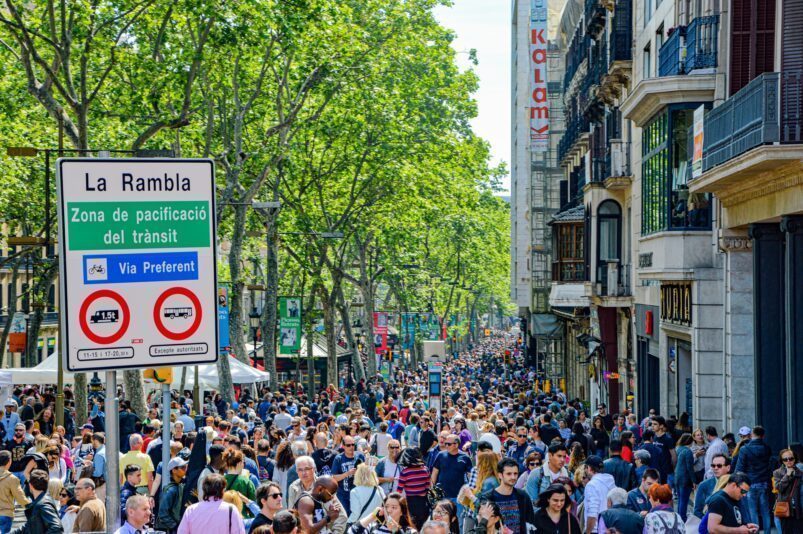 A crowd of tourists in La Rambla street in Barcelona. Photocredit: Nikolaus Bader: https://pixabay.com/images/id-4919890/