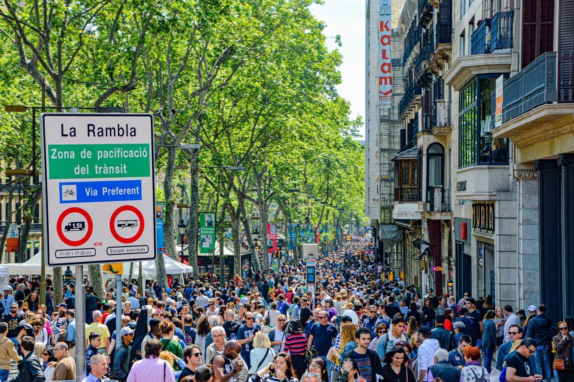 Tłum turystów na ulicy La Rambla w Barcelonie. Zdjęcie: Nikolaus Bader: https://pixabay.com/images/id-4919890/