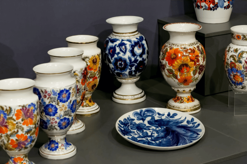 Petrykivka painted vases. Image via Pixabay.