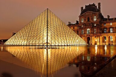 La Louvre, imagen vía Pixabay.
