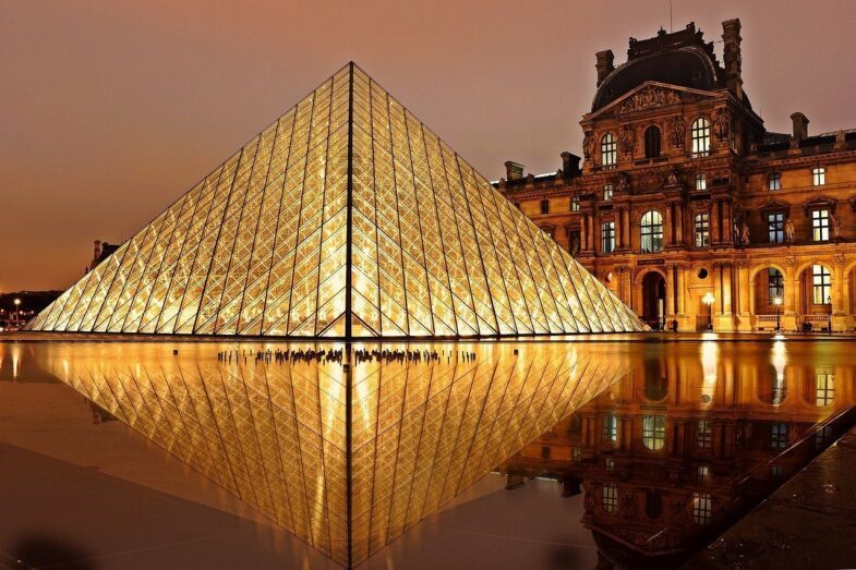 La Louvre, image via Pixabay.