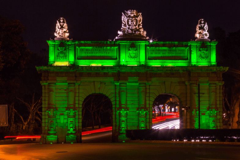 Porte des Bombes illuminée en vert pour la Saint Patrick. Image : Joseph Psaila via Wikimedia sous CC BY-SA 4.0