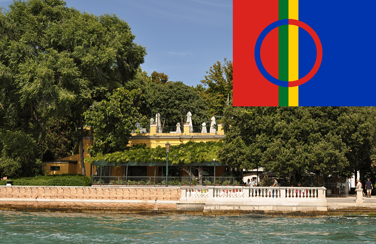 Giardini della Biennale, Afbeelding: Moonik via Wikimedia (CC BY-SA 3.0) / De vlag van Sami (Public Domain)