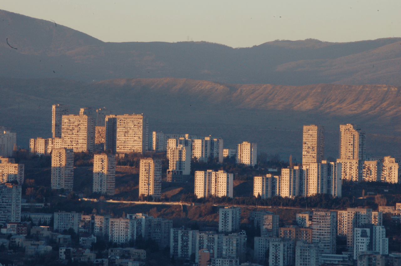 Blocchi sovietici a Tbilisi. Immagine: Kris Duda tramite Wikimedia (CC BY-SA 2.0)