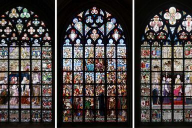 Drie gebrandschilderde ramen in de Onze-Lieve-Vrouwekathedraal, Antwerpen. Afbeelding: Alvegaspar via Wikimedia (CC BY-SA 4.0)