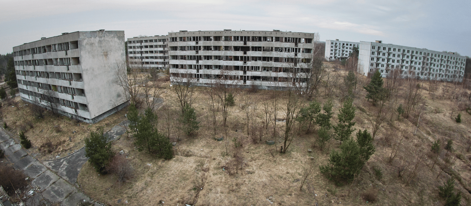 Pstrąże, een verlaten dorp/nederzetting in het zuidwesten van Polen, ingenomen door het Sovjetleger in 1945. In 1992 lieten ze het verlaten en verwoest achter. Afbeelding: Qbanez via wikimedia (CC BY-SA 3.0)